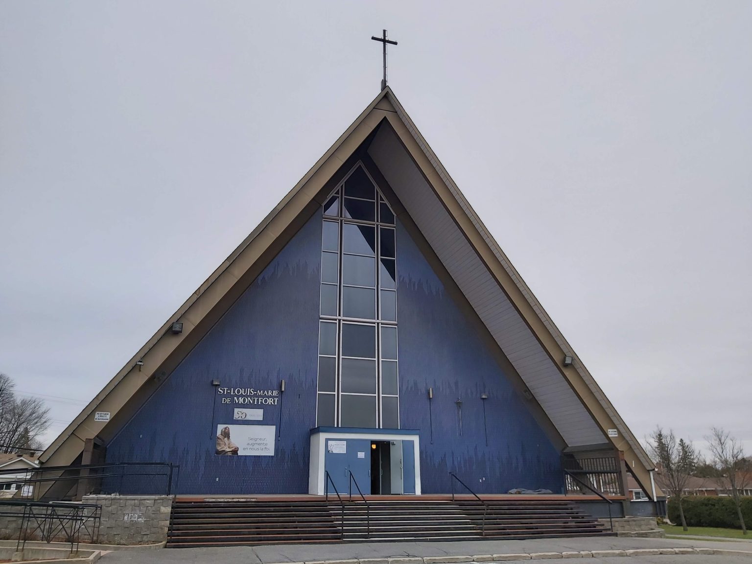 Église Saint-Louis-Marie-de-Montfort, façade et perron
